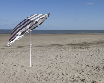 strandparasol met knik richten naar de zon