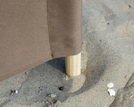 een houten stok is bestand tegen zout en zand van het strand