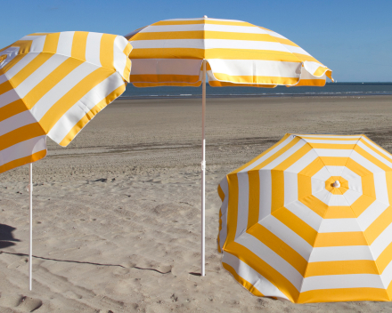 strandparasol met knik richten naar de zon